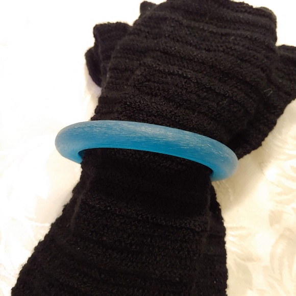 Really Cool Vintage Peacock Blue Lucite Bracelet - Picture 4 of 4